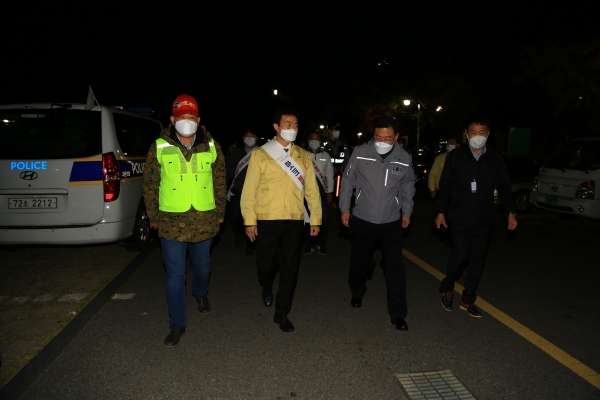 김종천 시장과 김종완 경찰서장, 이희세 해병전우회장 등이 지난 15일, 마스크 유통업자에 대한 관내  일대 합동단속을 벌였다.