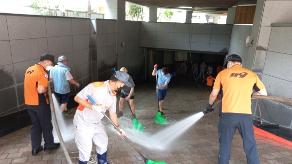 과천소방서 직원들과 의용소방대원들이 문원동 수해지역에서 복구작업을 벌이고 있다.