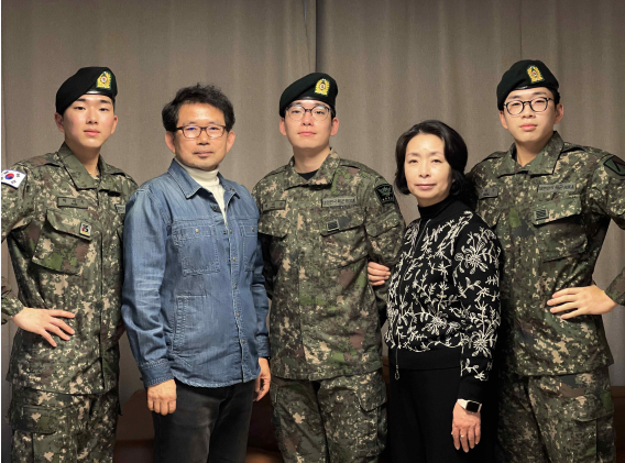 지난 연말 모두 현역 복무중인 연년생 세 아들이 한자리에 모여 모처럼 즐거운 시간을 보냈다는 박윤석(부림동)씨 가족. 왼쪽부터 서준, 서진, 서우 군이다.